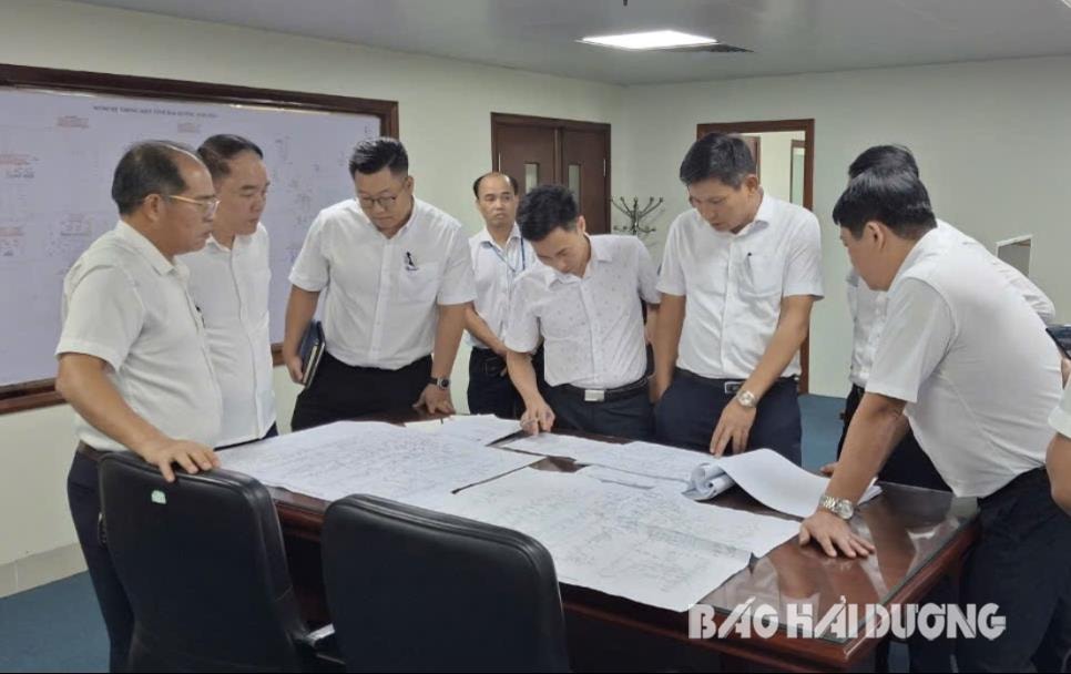 Lãnh đạo Công ty TNHH một thành viên Điện lực Hải Dương chỉ đạo khắc phục hậu quả bão số 3 tại Phòng Điều độ