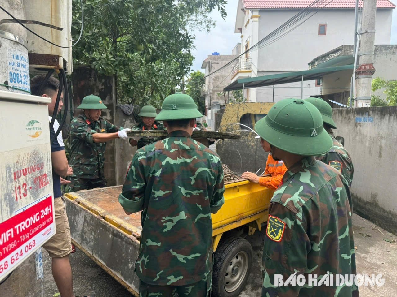 Cán bộ, chiến sĩ huyện Bình Giang khắc phục đường điện sau báo