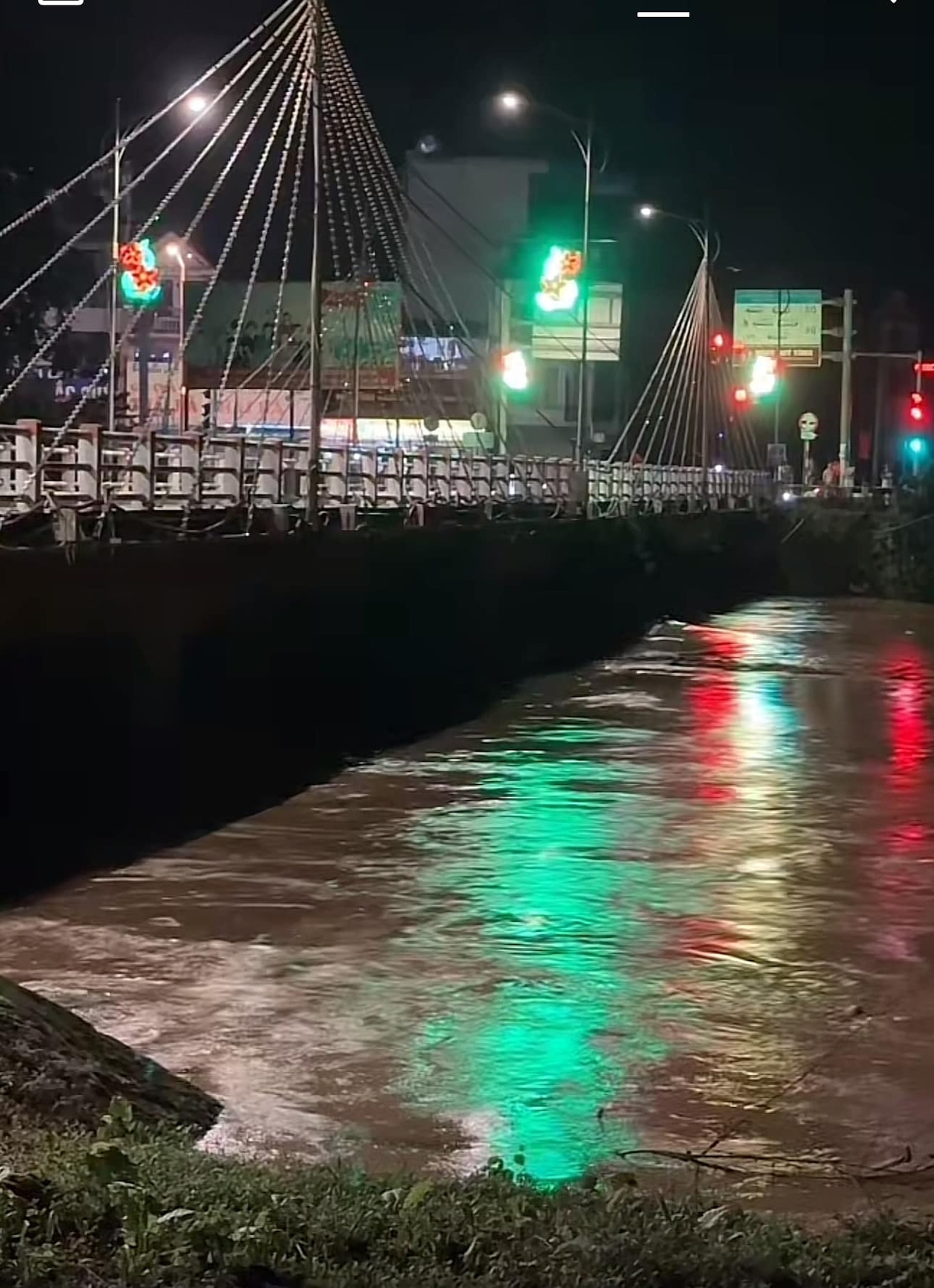 Theo thông tin từ Đài Khí tượng Thủy văn Thái Nguyên, mực nước tại Trạm thủy văn Gia Bẩy lúc 00h00 ngày 9/9 là 2.756cm, cao hơn báo động 3 là 56cm. Người dân sinh sống 2 bên bờ sông Cầu, kể từ sau trận lũ lịch sử vào năm 2001 đến nay, chưa bao giờ mực nước sông Cầu dâng cao như hiện tại.