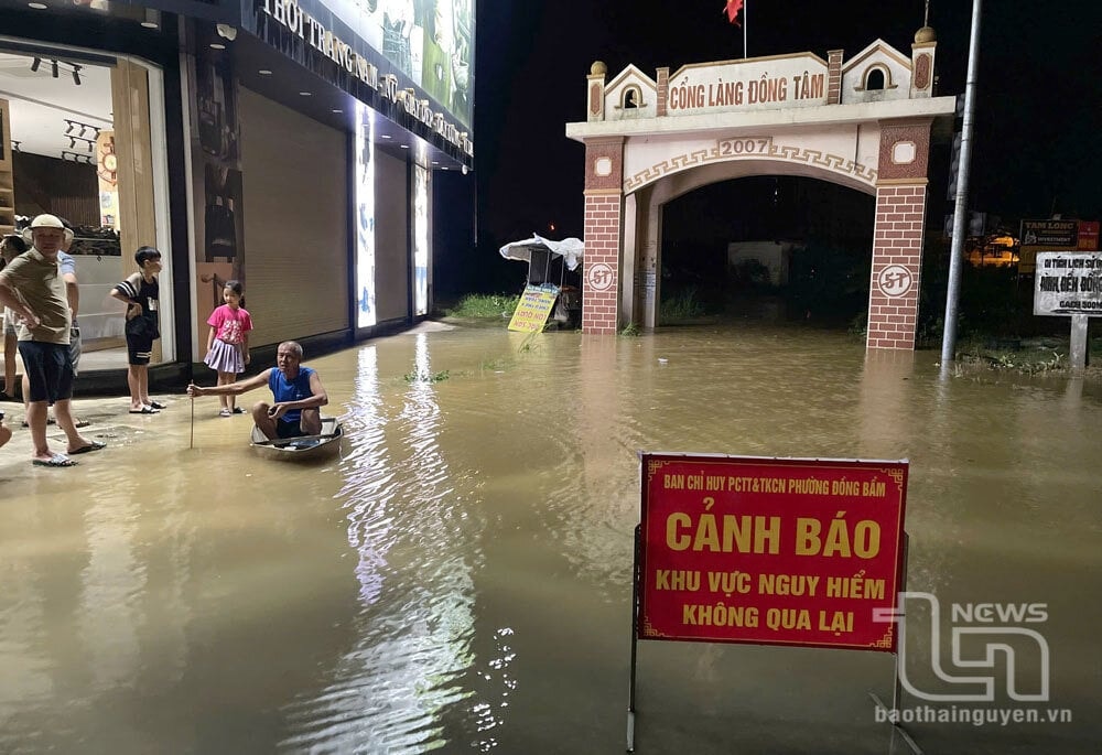 Nước sông Cầu dâng ngập cổng làng Đồng Tâm, phường Đồng Bẩm, TP Thái Nguyên. (Ảnh: Báo Thái Nguyên)