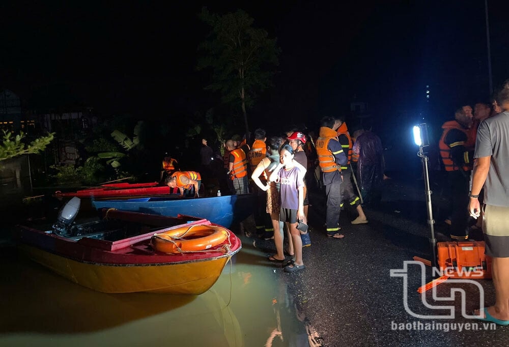 Lực lượng chức năng di dời các hộ trong khu vực nguy hiểm, ngập úng, cô lập. (Ảnh: Báo Thái Nguyên)