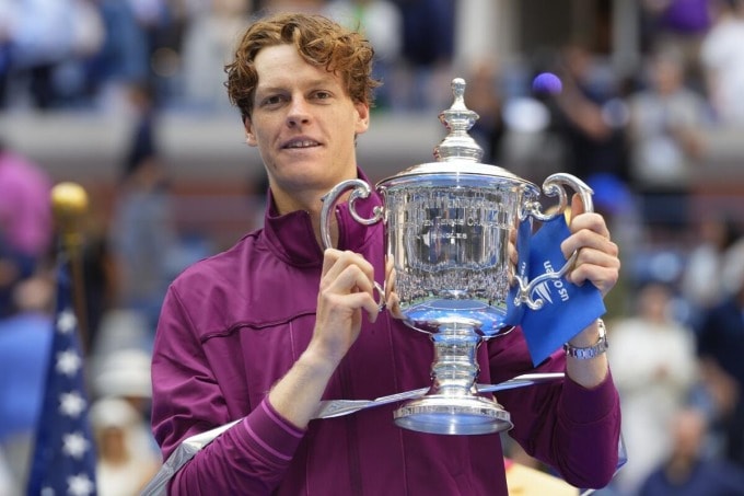 Sinner nâng cao cup vô địch Mỹ Mở rộng, trên sân Arthur Ashe, New York hôm 8/9.