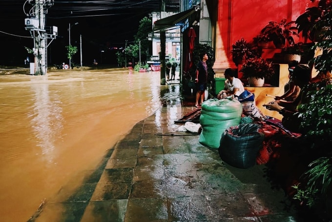 Người dân Cao Bằng chạy lũ trong đêm. Ảnh: Ngọc Hân