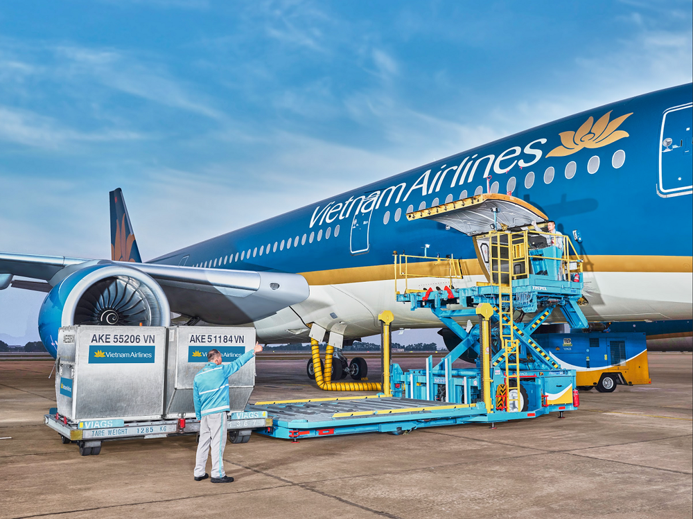 Hàng hóa đang được chất xếp lên máy bay của hãng hàng không Vietnam Airlines. (Ảnh: PV/Vietnam+)