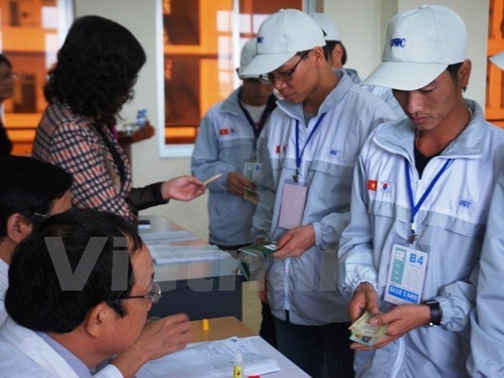 Lao động Việt Nam làm thủ tục sang Hàn Quốc làm việc (Ảnh minh hoạ: PV/vietnam+)