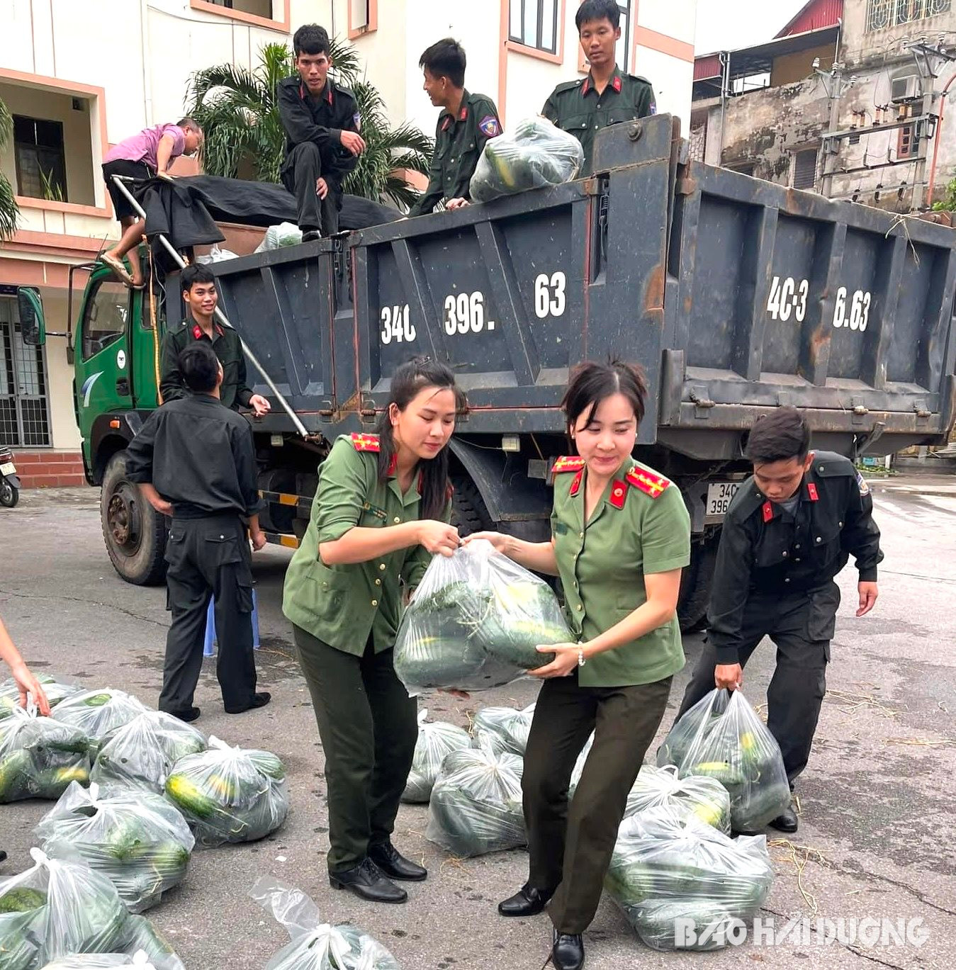 Phụ nữ Công an Hải Dương hỗ trợ nông dân tiêu thụ nông sản (nguồn Facebook: Phụ nữ Công an tỉnh