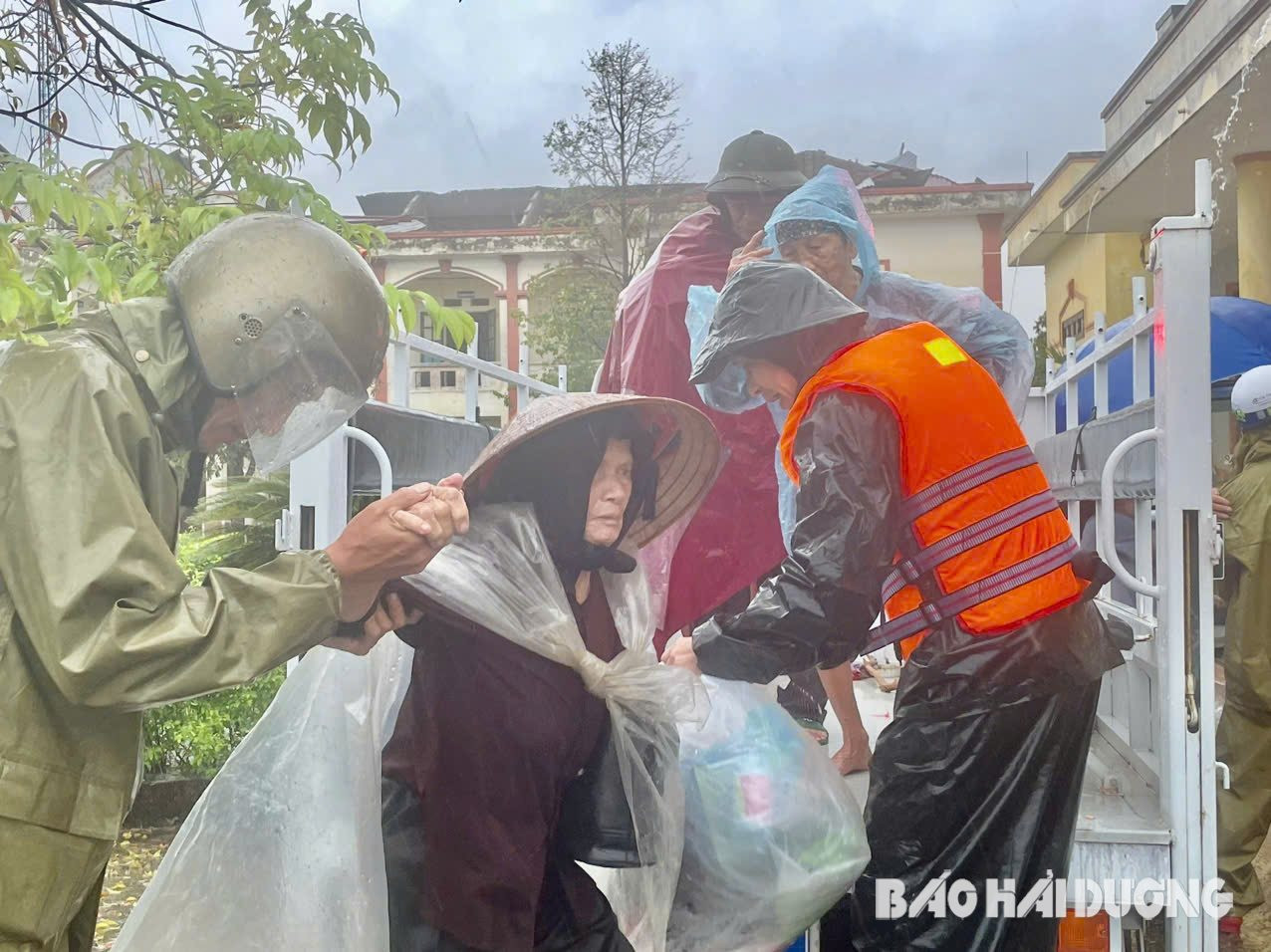 Người dân thôn Hữu Chung, xã Hà Thanh được hỗ trợ di chuyển về nơi an toàn