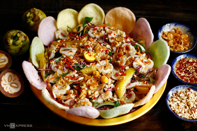 A plate of chicken salad with green mangosteen, cabbage and carrot. Photo by VnExpress/Bui Thuy