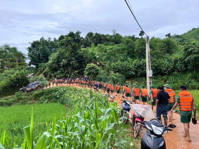 Bộ đội di chuyển vào Làng Nủ, Yên Bái tìm kiếm nạn nhân, chiều 11/9. Ảnh: Hoàng Phương