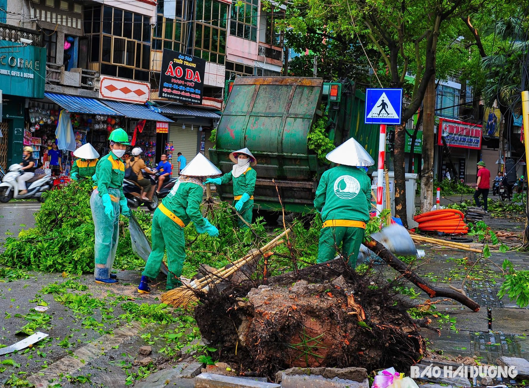 Tất cả cán bộ, người lao động Công ty CP Môi trường đô thị Hải Dương đang ngày đêm