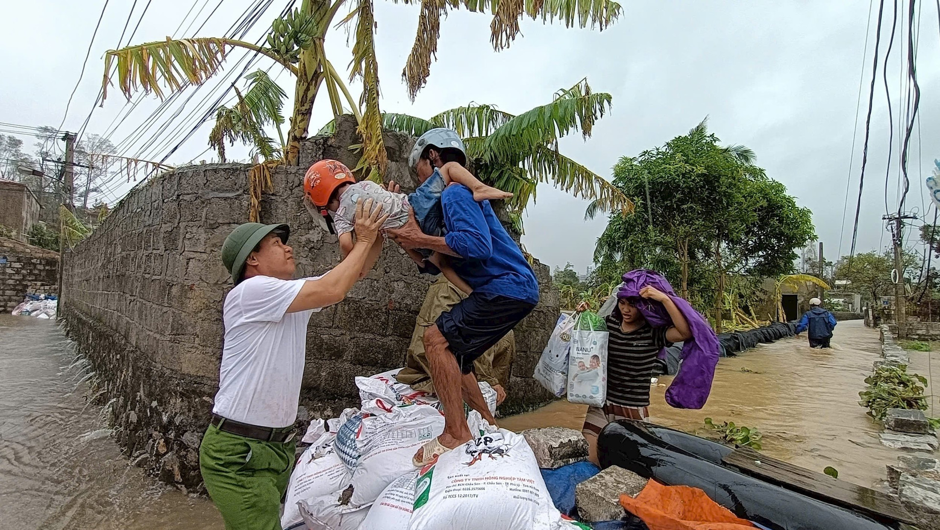 70 cán bộ phường, chiến sĩ công an, an ninh cơ sở, quân sự địa phương, thanh niên... trên địa bàn phường Phú Thứ (Kinh Môn) tham gia hỗ trợ người dân di dời. Ảnh: LÊ HƯƠNG