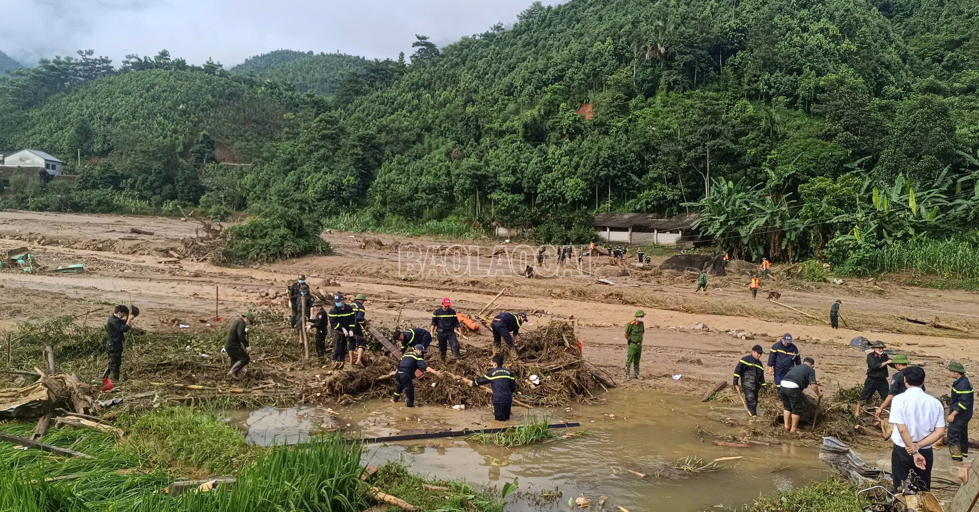 Thủ tướng tới hiện trường vụ sạt lở làm gần 100 người thiệt mạng và mất tích tại Lào Cai- Ảnh 4.