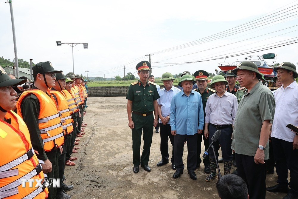 Tổng Bí thư, Chủ tịch nước Tô Lâm động viên, tặng quà lực lượng làm nhiệm vụ củng cố, khắc phục sự cố một số điểm xung yếu ở đê sông Lô, xã Trường Sinh, huyện Sơn Dương, tỉnh Tuyên Quang. (Ảnh: Trí Dũng/TTXVN)