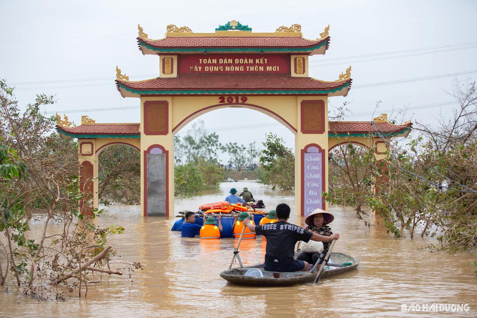 Người dân cùng các lực lượng chức năng phối hợp vận chuyển thực phẩm, áo phao ra vào thôn bằng thuyền, bè tự chế