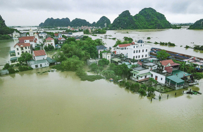 Hàng trăm hộ dân vùng ngoại đê huyện Gia Viễn hiện ngập nặng. Ảnh: Lam Sơn