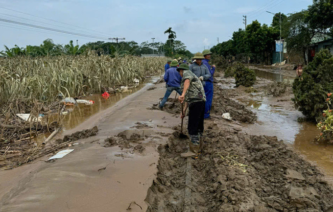 Nhiều đoạn đường sắt bị bùn lấp kín ray. Ảnh: VNR