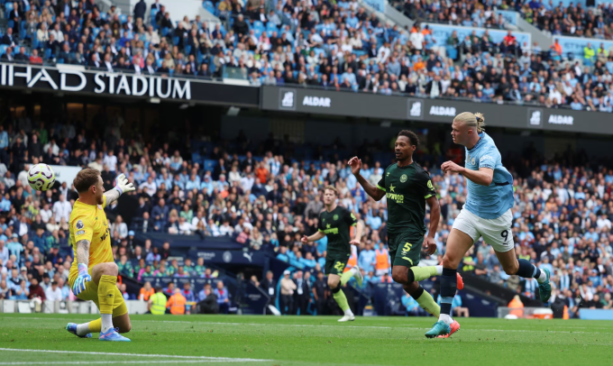 Haaland dứt điểm thành bàn nâng tỷ số lên 2-1 cho Man City, trong trận tiếp Brentford ở vòng 4 Ngoại hạng Anh. Ảnh: Reuters.