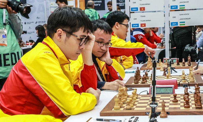 Lê Tuấn Minh (trái) trong ván thắng Javokhir Sindarov ở vòng bốn Olympiad cờ vua. Ảnh: FIDE