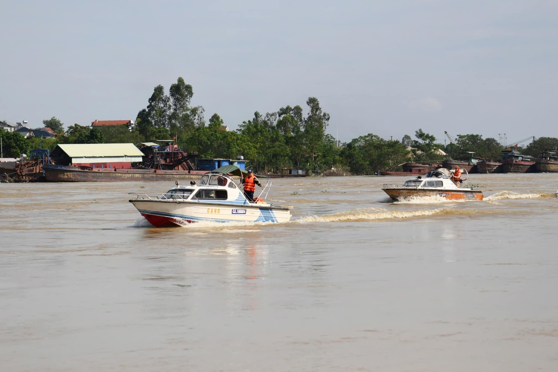 Lực lượng chức năng tìm kiếm thi thể nạn nhân mất tích trong vụ sập cầu Phong Châu.