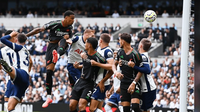 Gabriel (áo đen, trái) đánh đầu ghi bàn duy nhất giúp Arsenal hạ chủ nhà Tottenham 1-0 ở vòng 4 Ngoại hạng Anh ngày 15/9. Ảnh: arsenal.com