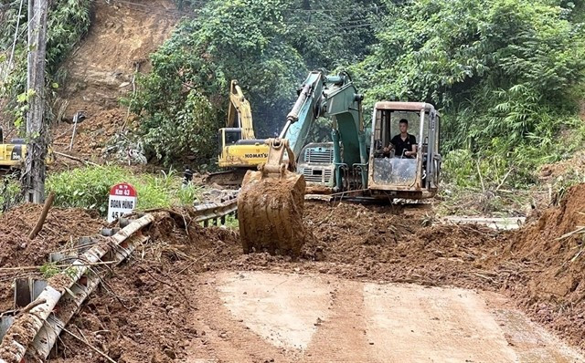 A landslide on Highway 70 in the northern province of Yen Bai. (Photo: VNA)