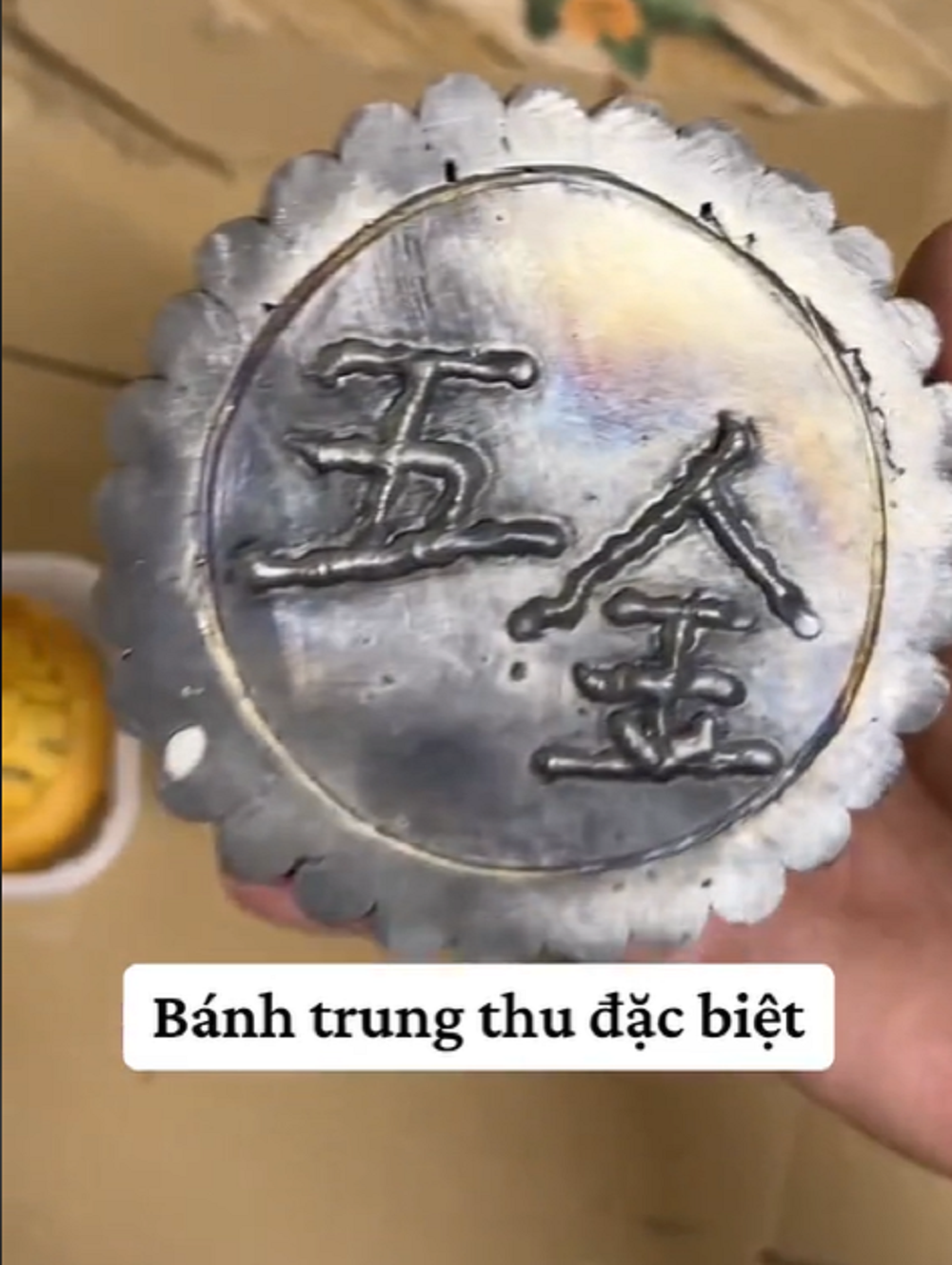 Bánh trung thu bổ sung sắt đặc biệt dành cho Gajeel - nhân vật hoạt hình hư cấu nghiện ăn sắt. (Ảnh: @mewmaiman)