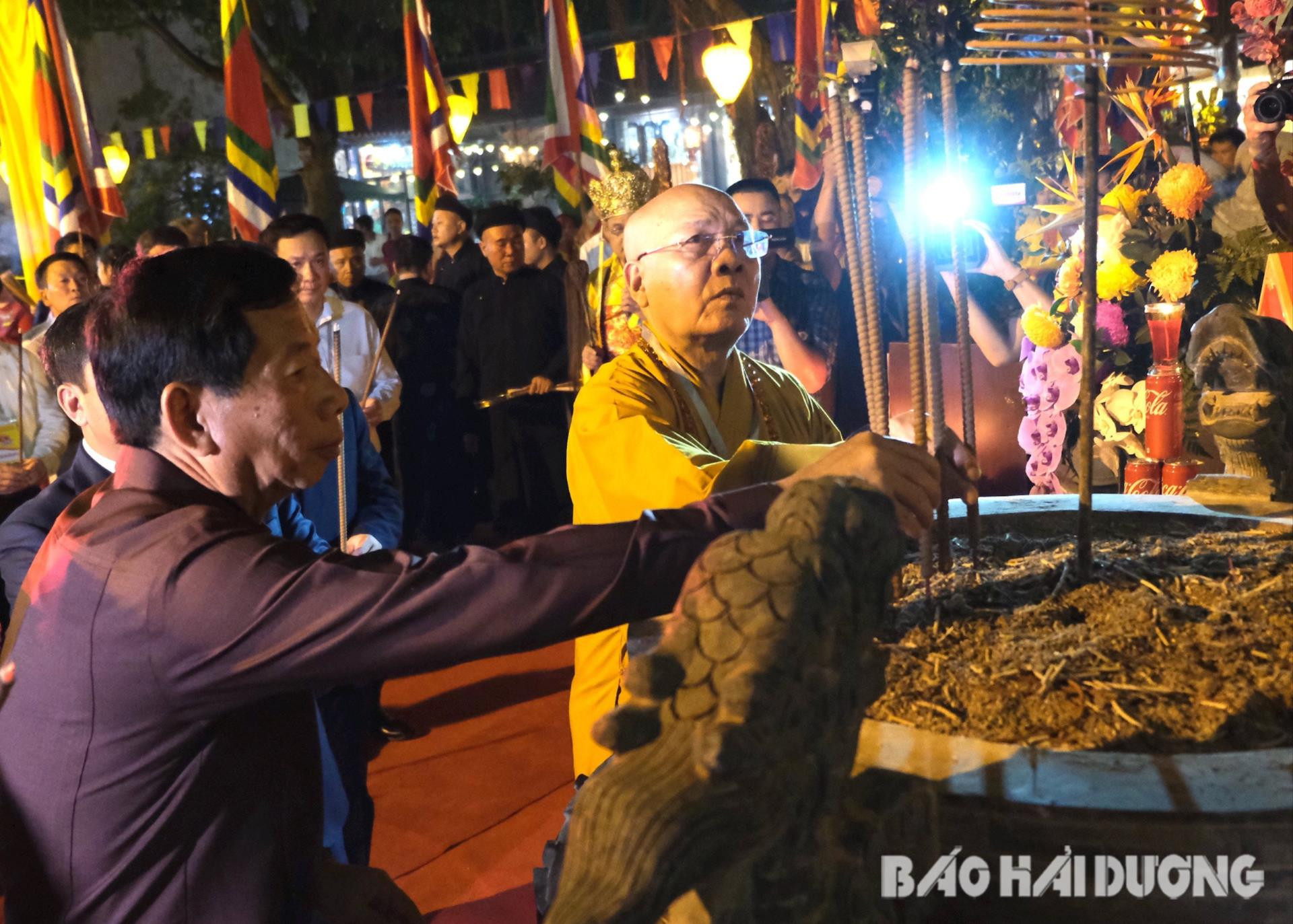 Đồng chí Khăm Phăn Sit Thị Đăm Pha, Ủy viên Trung ương Đảng Nhân dân cách mạng Lào, Bí thư Tỉnh ủy, Tỉnh trưởng tỉnh Viêng Chăn (Cộng hòa Dân chủ nhân dân Lào); hòa thượng Thích Quảng Tùng, Phó Chủ tịch Hội đồng Trị sự Trung ương Giáo hội Phật giáo Việt Nam dâng hương tại đền Kiếp Bạc