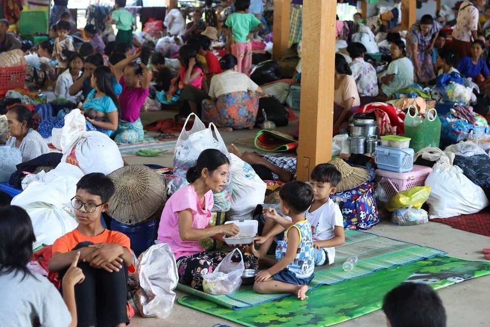 Người dân tạm trú tại một tu viện ở Nay Pyi Taw (Myanmar) ngày 16/9/2024, sau khi phải rời bỏ nhà cửa tránh lũ lụt. (Ảnh: THX/TTXVN)