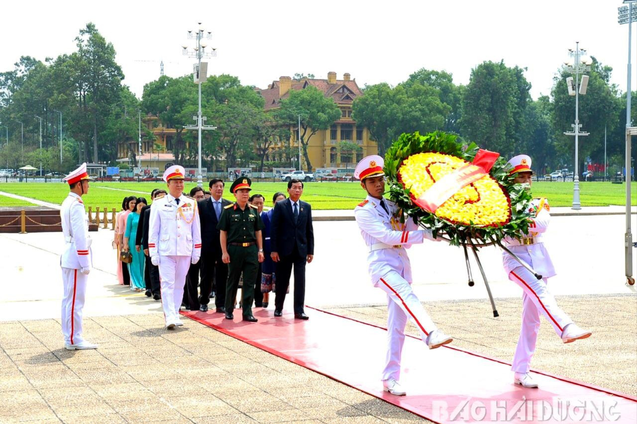 Các đại biểu thành kính dâng hoa, vào Lăng viếng Chủ tịch Hồ Chí Minh