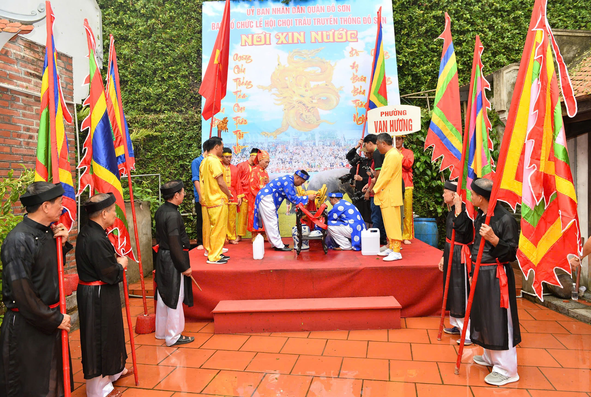 Ban tổ chức các địaphương có trâu dự lễ hội và các ông chủ trâu làm lễ rướcnước từ Đền Nghè về đình làng.
