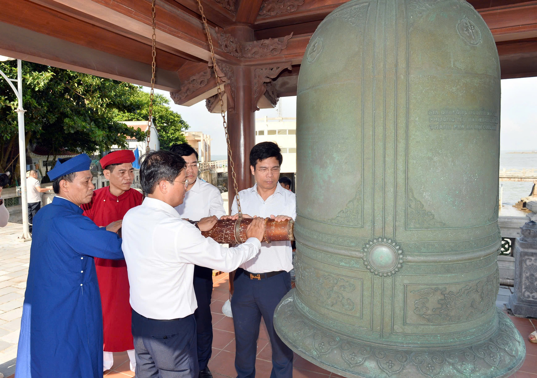 Ban tổ chức thỉnh chuôngbắt đầu các nghi lễ tại Lễ hội chọi trâu truyền thống Đồ Sơn.