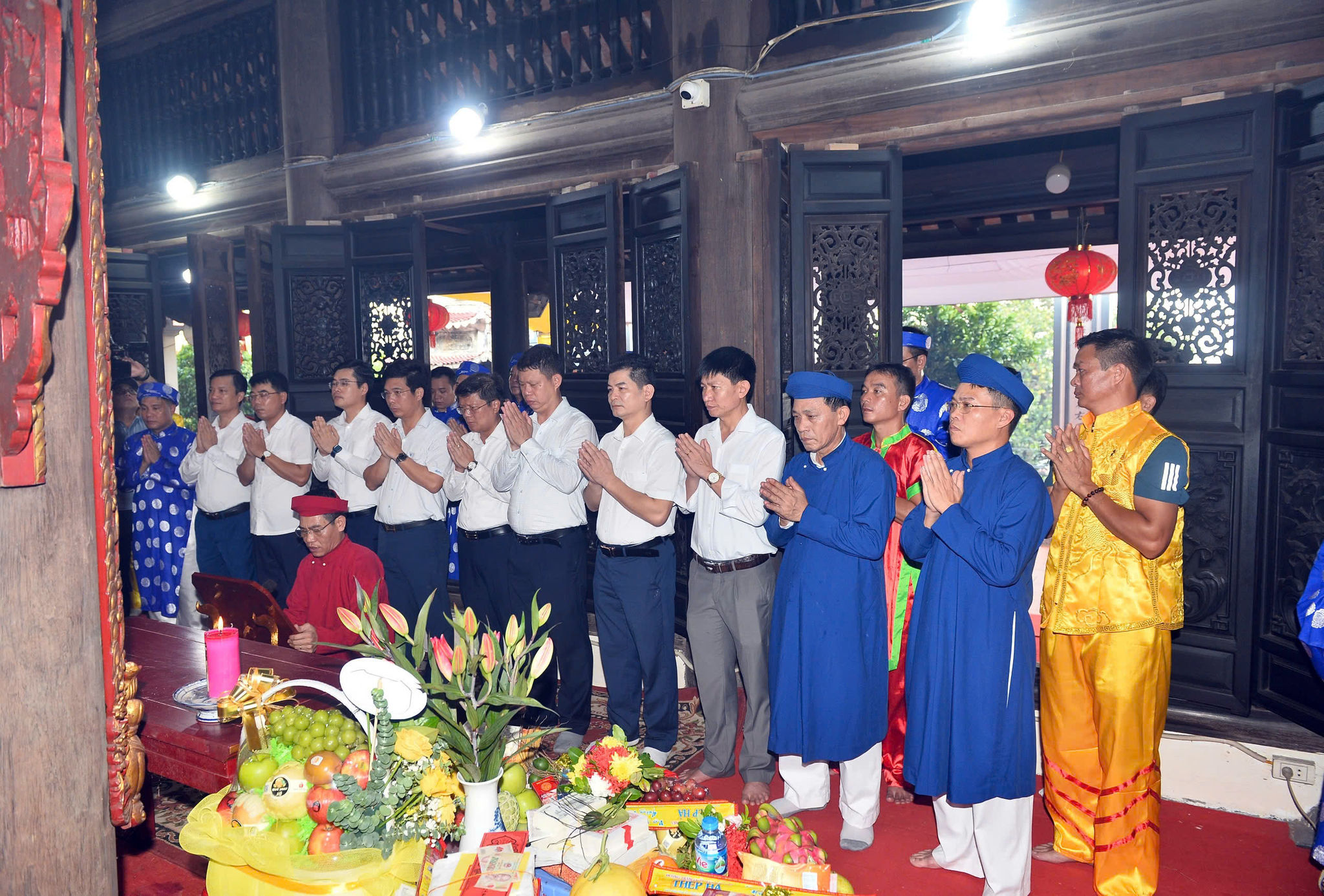 Ban tổ chức dâng hương tạiĐền Nghè, phường Vạn Hương.