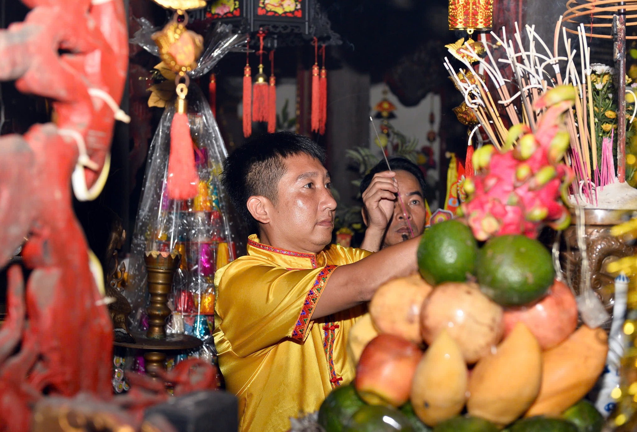 Ban tổ chức các địa phương có trâu dự lễ hội và các ông chủ trâu thành kính dâng hương làm lễ rước nước từ Đền Nghè về đình làng.