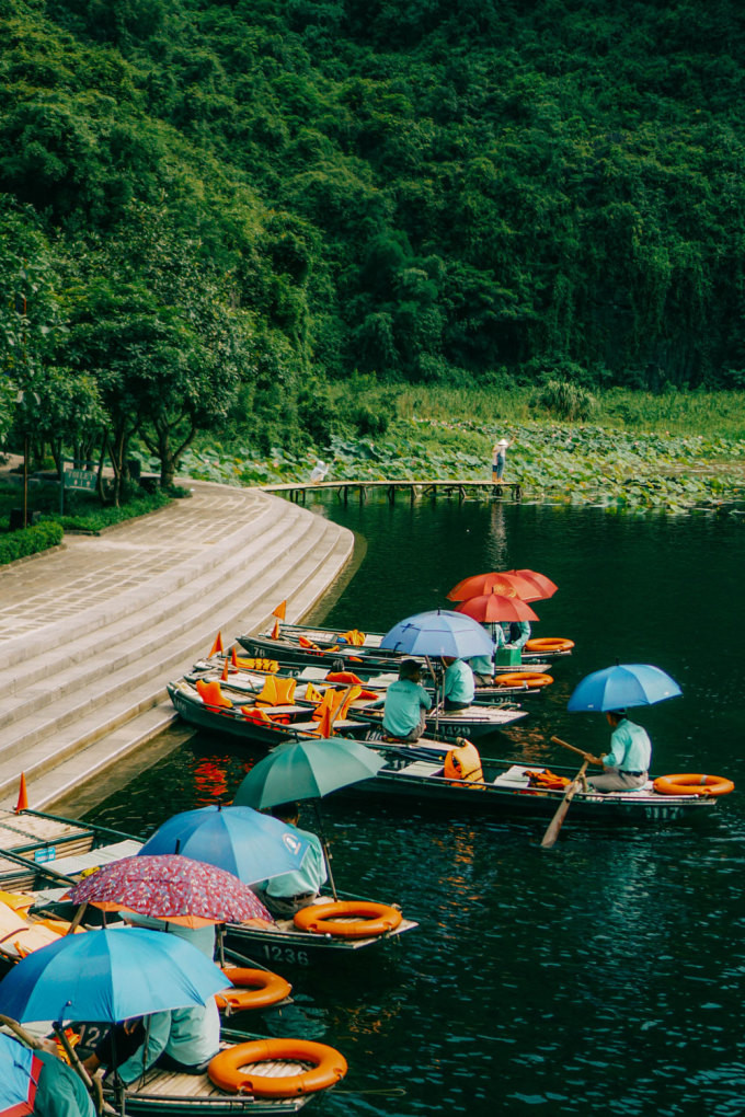 Du khách tham gia trải nghiệm ngồi thuyền ngắm cảnh ở Ninh Bình. Ảnh: Hoai Minh