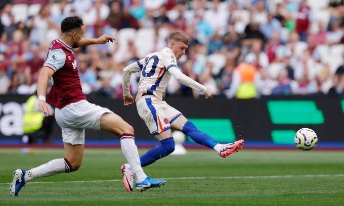 Palmer dứt điểm ghi bàn ấn định tỷ số 3-0 cho Chelsea trong trận thắng West Ham trên sân London Stadium ở vòng 5 Ngoại hạng Anh tối 21/9. Ảnh: Reuters