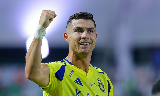 Ronaldo mừng bàn phạt đền mở tỷ số cho Al Nassr trước chủ nhà Al Ettifaq ở vòng 4 Saudi Pro League trên sân Hoàng tử Mohammad bin Fahd, thành phố Dammam, Arab Saudi, tối 20/9/2024. Ảnh: ANFC