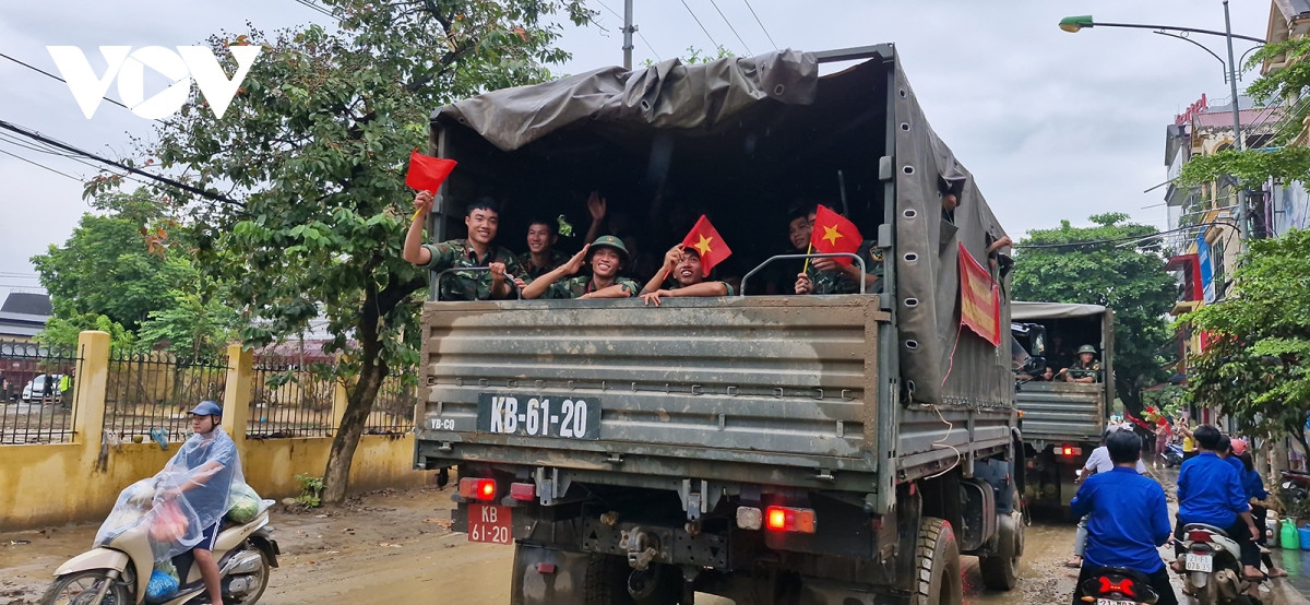 cam dong hinh anh nguoi dan vung lu yen bai bin rin chia tay bo doi hinh anh 14