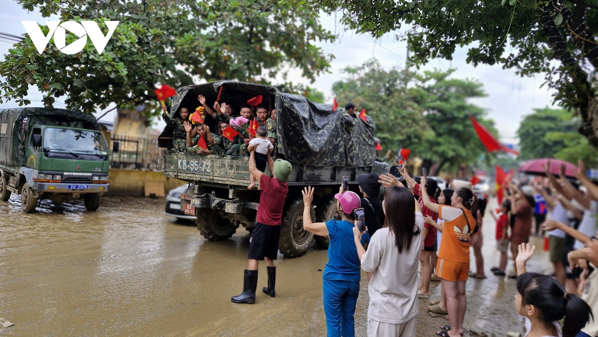 cam dong hinh anh nguoi dan vung lu yen bai bin rin chia tay bo doi hinh anh 3