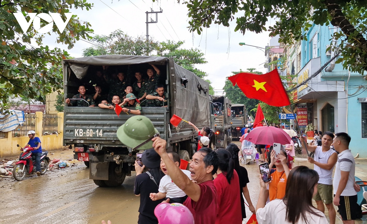 cam dong hinh anh nguoi dan vung lu yen bai bin rin chia tay bo doi hinh anh 4