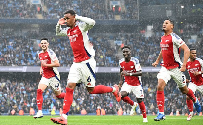 Gabriel ăn mừng cùng các đồng đội, sau khi ghi bàn gỡ hòa 1-1 cho Arsenal.