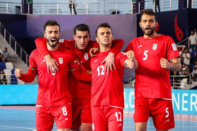 Salar Aghapour (số 12) lập cú đúp trong trận Iran thắng Pháp 4-1 ở lượt cuối bảng F FIFA futsal World Cup 2024. Ảnh: UFA