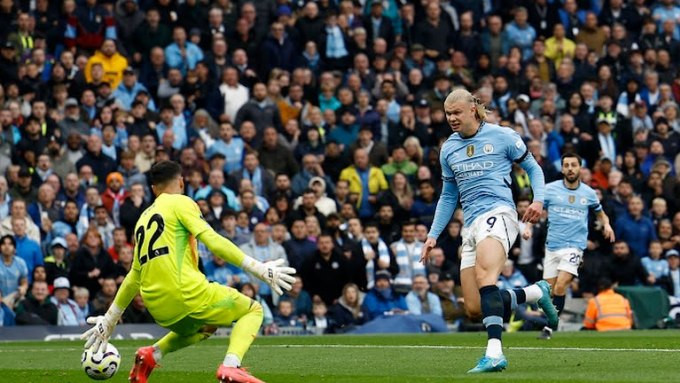 Haaland thoát xuống ghi bàn mở tỷ số cho Man City. Ảnh: Reuters.