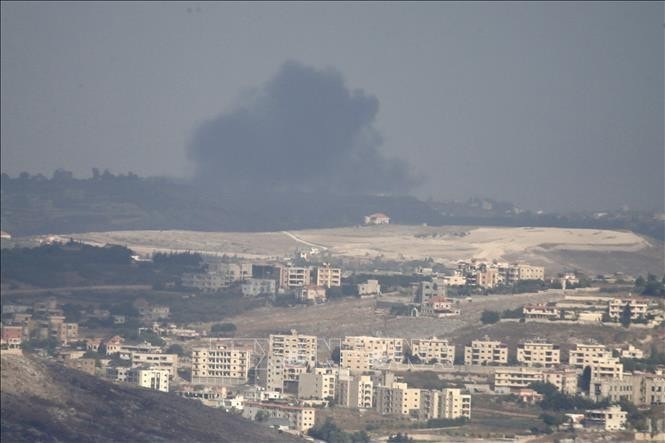 Smoke rises after an Israeli airstrike on Qantara, Lebanon on September 22, 2024. (Photo: Xinhua/VNA)