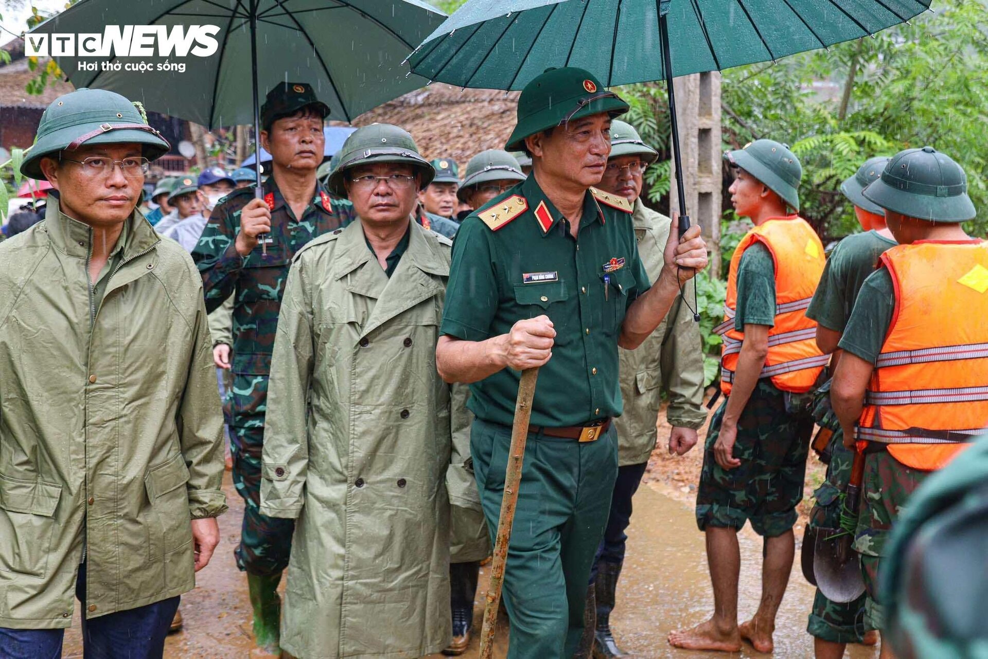 Bộ đội phơi nắng dầm mưa, lội bùn suốt 2 tuần tìm kiếm thi thể nạn nhân Làng Nủ - 6