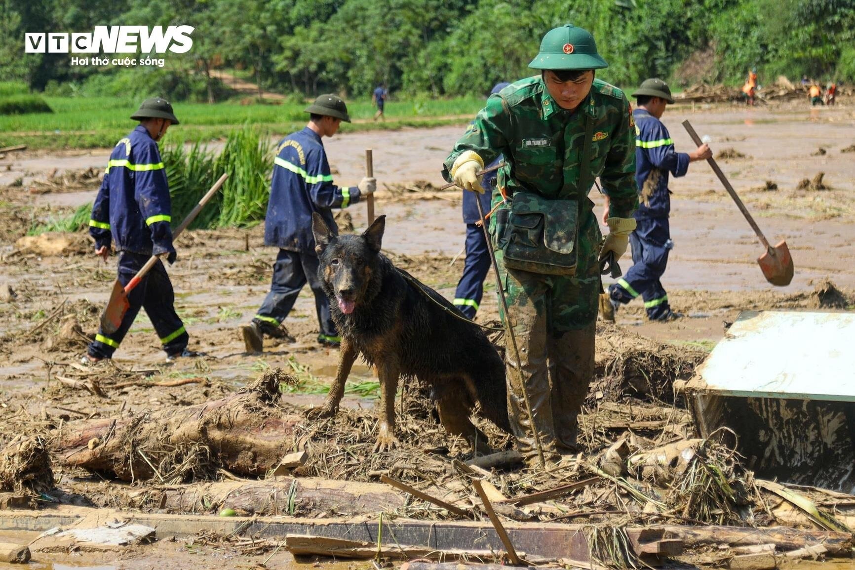 Bộ đội phơi nắng dầm mưa, lội bùn suốt 2 tuần tìm kiếm thi thể nạn nhân Làng Nủ - 13