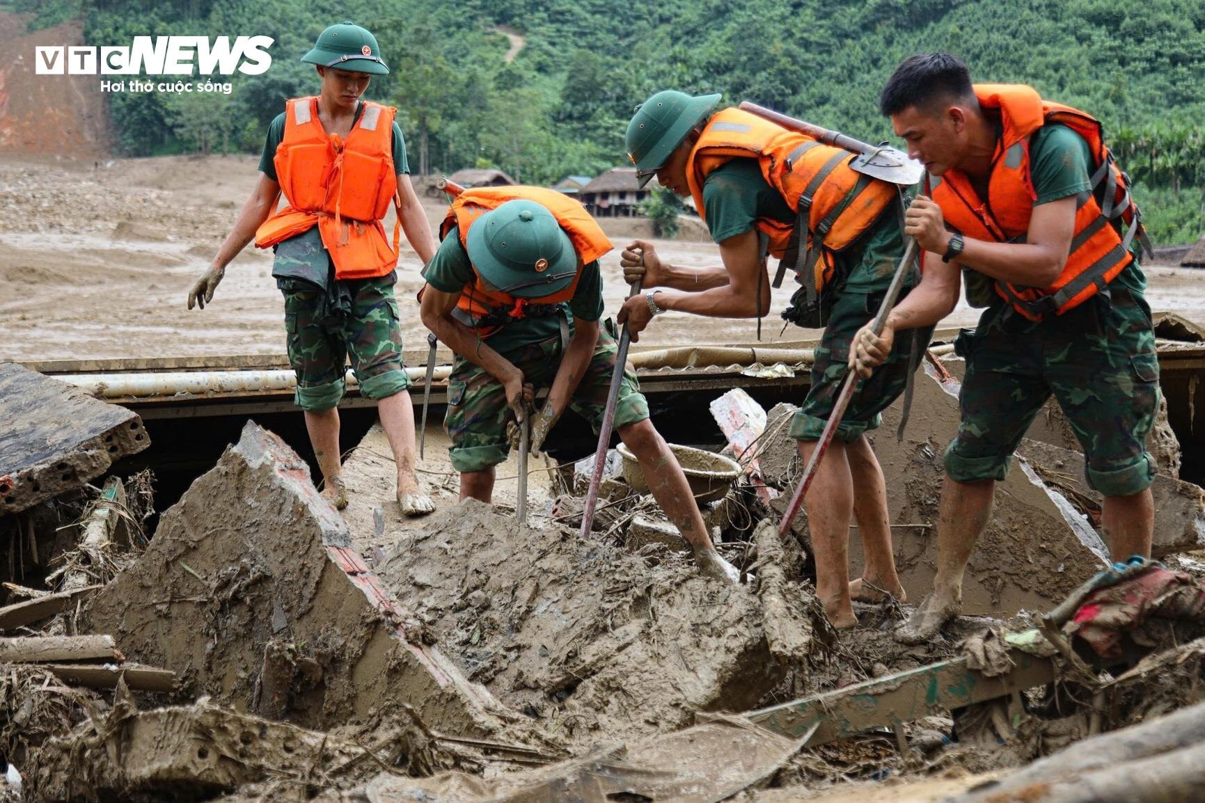 Bộ đội phơi nắng dầm mưa, lội bùn suốt 2 tuần tìm kiếm thi thể nạn nhân Làng Nủ - 9