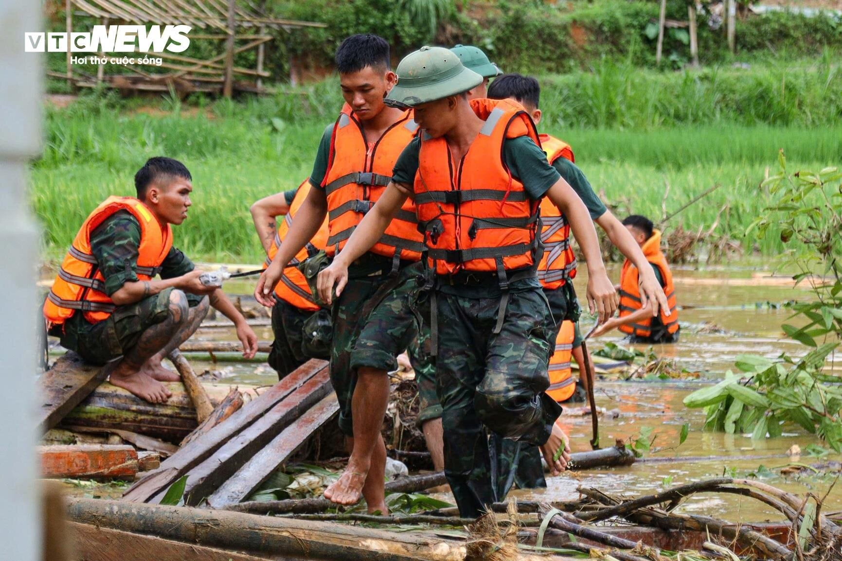 Bộ đội phơi nắng dầm mưa, lội bùn suốt 2 tuần tìm kiếm thi thể nạn nhân Làng Nủ - 11