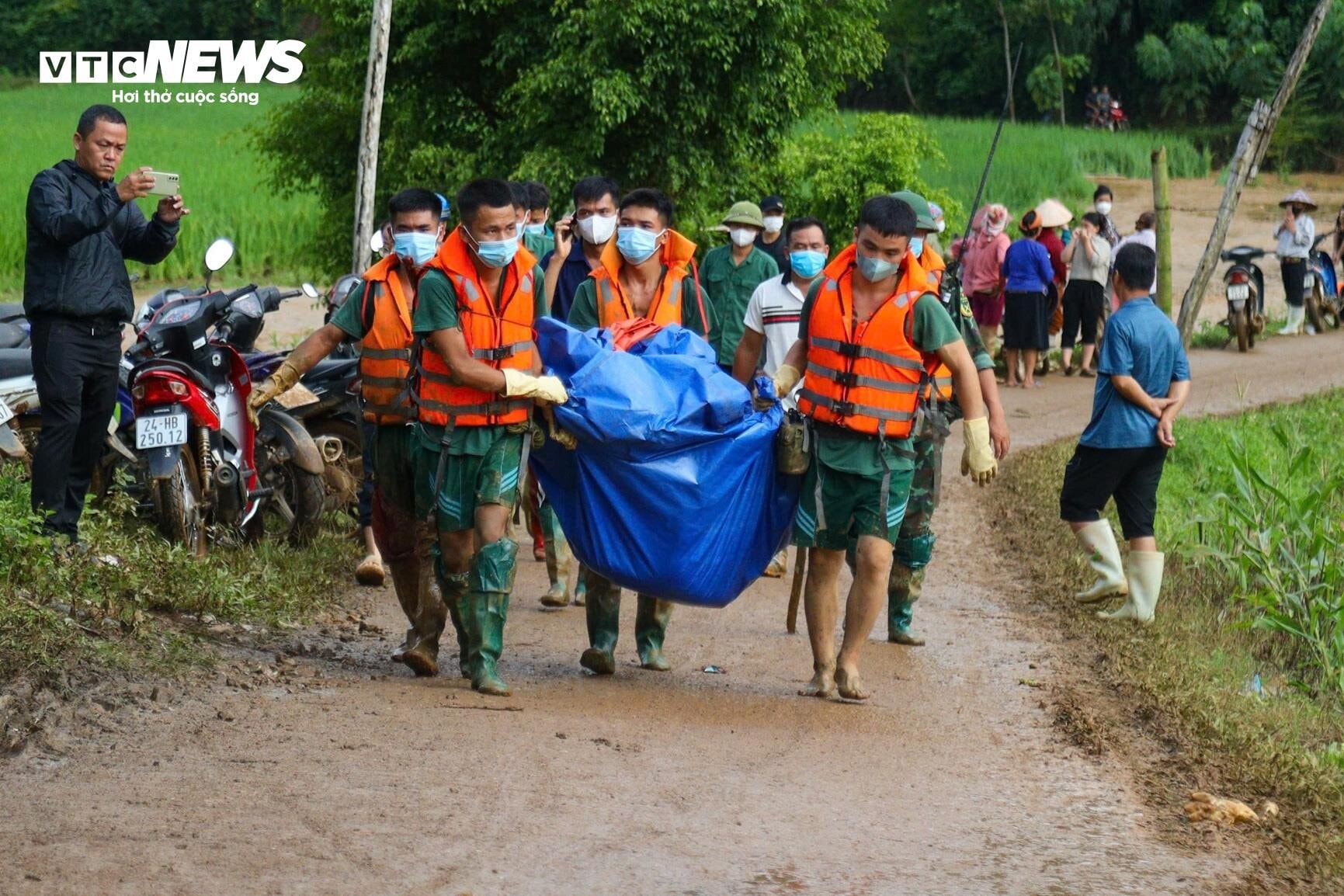 Bộ đội phơi nắng dầm mưa, lội bùn suốt 2 tuần tìm kiếm thi thể nạn nhân Làng Nủ - 16