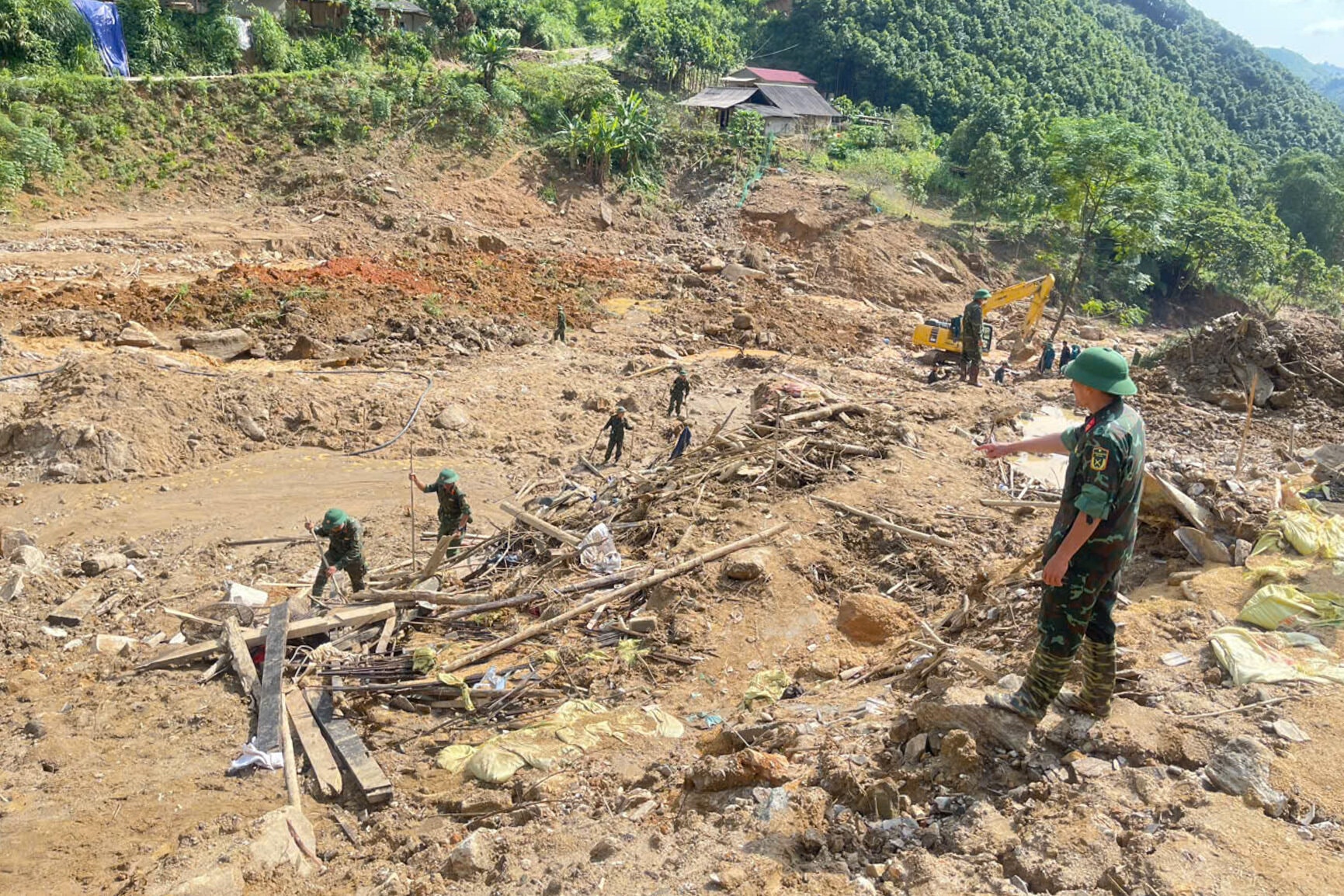 Bộ đội phơi nắng dầm mưa, lội bùn suốt 2 tuần tìm kiếm thi thể nạn nhân Làng Nủ - 21