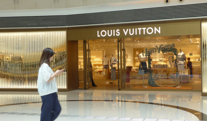 Cửa hàng Louis Vuitton ở Trung Quốc. Ảnh: CNN